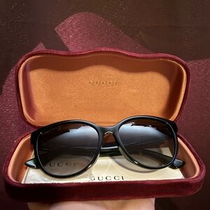 Like new Gucci Women’s Sunglasses (non prescription)